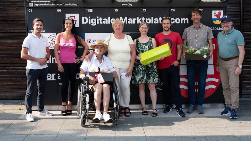 The prizes were ceremoniously handed over in Linz's Solar City. The picture shows, from left to right, Mr. Bernhard Aufreiter, Managing Director of Digitaler Marktplatz, Ms. Regina Priglinger-Simader, Managing Director of LoRe Cocktailmanufaktur, Ms. Karin Görür with her partner as the winner of the gin package, Ms. Regina Wallner from the company Gourmetfein, Mr. Christoph Hoscher, winner of the Leberkäs Party Box, Mr. Gerald Lamm, Managing Director of Biohof Lamm and Hannes Pöcklhofer, Project Coordinator of DigitalerMarktplatz. (Bild: Gerald Sailer)