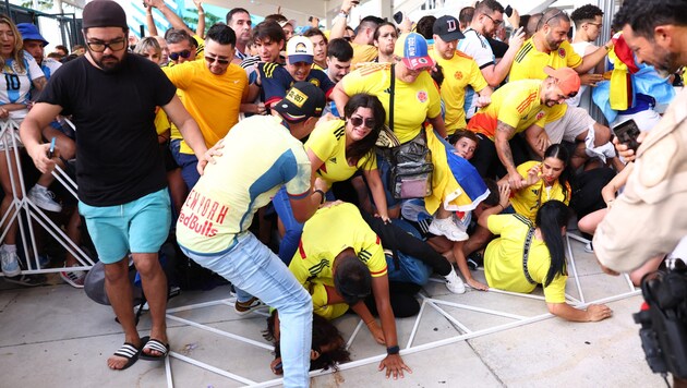 Chaos pur bei den Eingängen zum „Copa America“-Final-Stadion ... (Bild: AFP)