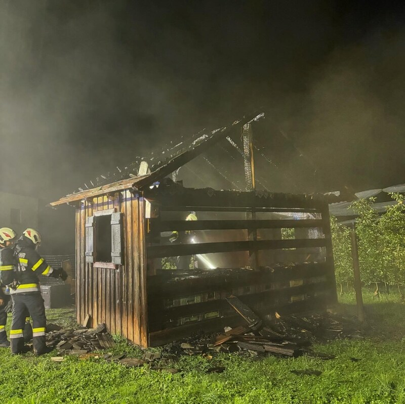 The hut burned out completely. (Bild: Feuerwehr Kumberg)