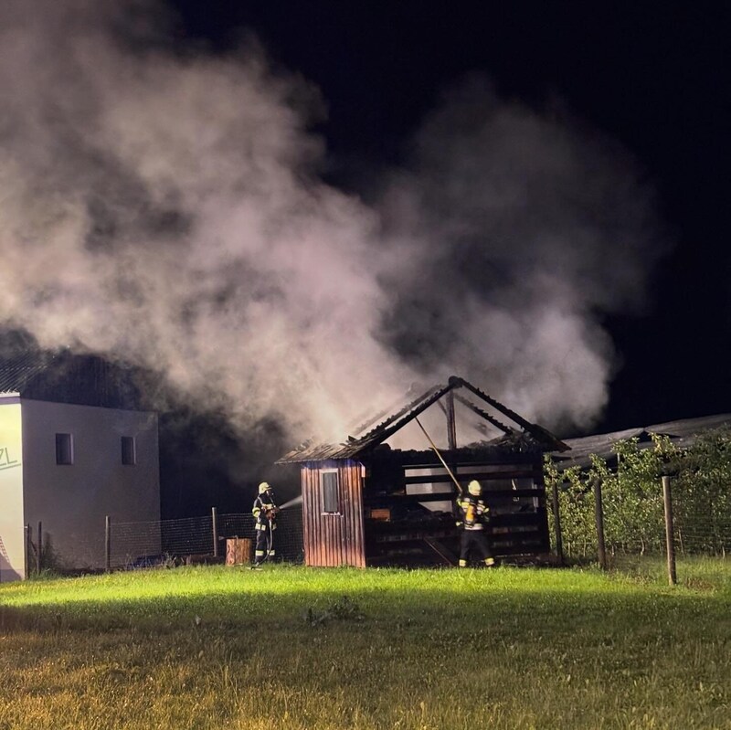 The hut burned out completely. (Bild: Feuerwehr Kumberg)