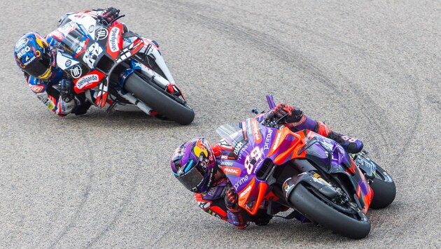 Miguel Oliveira (l.) und Jorge Martin (r.) müssen ihren Flug nach Kasachstan stornieren.
