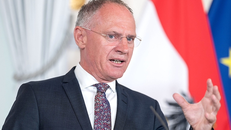 Innenminister Gerhard Karner zeigte sich zufrieden über die bisherige Teilnahme von Asylwerbern an den Wertekursen. (Bild: APA/Georg Hochmuth)