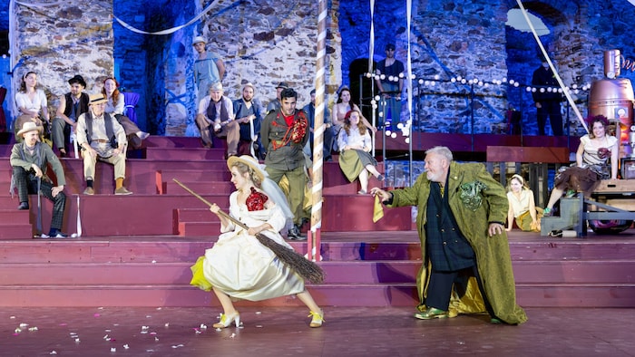 Maria Nazarova and Paolo Rumetz as the quack doctor Dulcamara