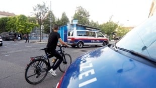 Die Polizei war auch am Wiener Yppenplatz mit einem Großaufgebot vor Ort. (Bild: APA/ALEX HALADA / APA / picturedesk.com)