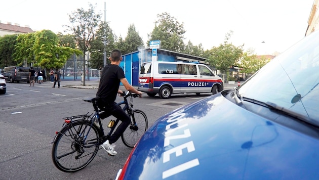 The police were also on site at Vienna's Yppenplatz with a large contingent. (Bild: APA/ALEX HALADA / APA / picturedesk.com)