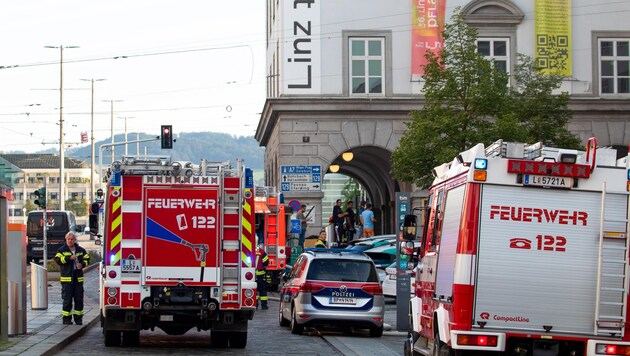 Der Einsatz am Montag dauerte bis zum Vormittag, das Feuer war in einem Kabelschaft ...