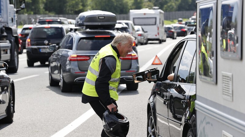 Herbert Thaler erklärt einem Fahrer warum alles steht. (Bild: Tschepp Markus)