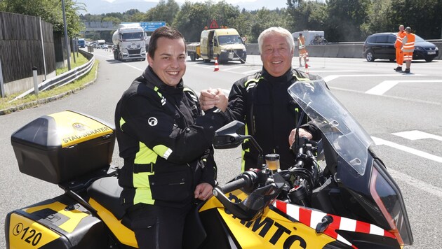 Florian und Herbert Thaler fuhren im Vorjahr 7000 Kilometer auf der A10. Sie helfen bei Pannen, beruhigen gestresste Fahrer – und mahnen die Rettungsgasse ein. (Bild: Tschepp Markus)