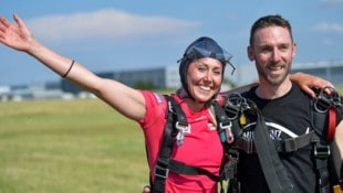 Abfahtsweltcup-Siegerin Conny Hütter mit ihrem Fallschirm-Guide (Bild: GEPA pictures)