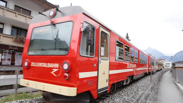 Die roten Diesel-Garnituren werden irgendwann Geschichte sein, doch die Details sind nach wie vor offen. (Bild: Birbaumer Christof)