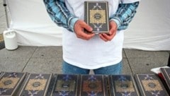 „Lies!“-Aktion: Früher wurde der Koran auf der Straße verteilt, inzwischen hat man sich beim Missionieren professionalisiert. (Bild: picturedesk.com/KIETZMANN,BJÖRN / Action Press / picturedesk.com)