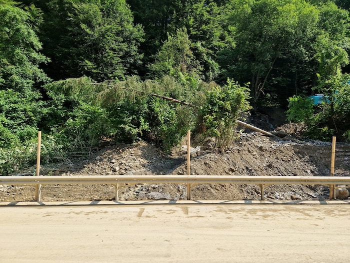 Two mudslides devastated the A9 Pyhrnautobahn in the southbound direction.