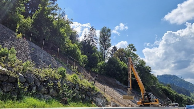 Two mudslides hit the A9 near Übelbach on Sunday - now they are busy clearing up. (Bild: Eva Stockner)