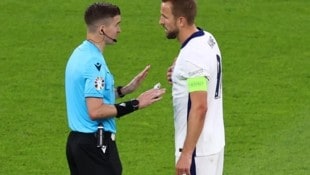 Nur die Kapitäne wie Englands Kane durften bei der EM mit dem Referee sprechen (Bild: HANNIBAL HANSCHKE)