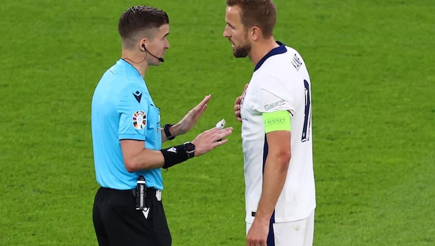 Nur die Kapitäne wie Englands Kane durften bei der EM mit dem Referee sprechen (Bild: HANNIBAL HANSCHKE)