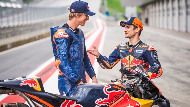 Fabio Wibmer mit „Fahrlehrer“ Dani Pedrosa (Bild: Philip Platzer / Red Bull Content Pool)