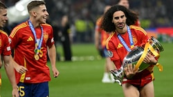 Marc Cucurella (rechts) drehte nach dem EM-Triumph eine Ehrenrunde mit dem Pokal.  (Bild: AFP/APA/INA FASSBENDER)