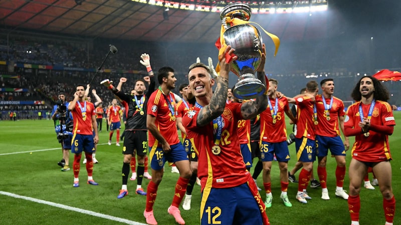 Alejandro Grimaldo mit dem EM-Pokal, Applaus gibt es auch von Marc Cucurella (rechts). (Bild: AFP/APA/INA FASSBENDER)