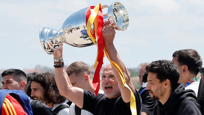 Luis de la Fuente bei der Ankunft in Madrid mit dem EM-Pokal ihn Händen. 