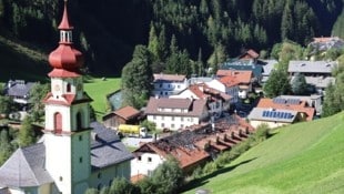 Das Tauziehen um eine Notabdeckung für das Weiße Rössl in Gries am Brenner nimmt kein Ende.