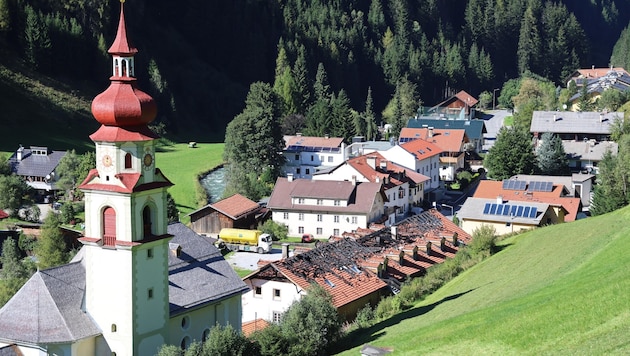 Das Tauziehen um eine Notabdeckung für das Weiße Rössl in Gries am Brenner nimmt kein Ende. (Bild: Birbaumer Christof)