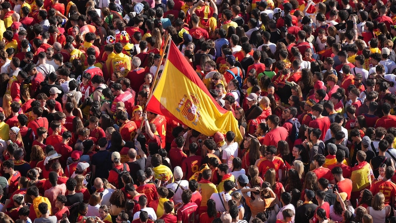 Thousands of Spain fans are currently crowding Cibeles Square. (Bild: AFP/APA/CESAR MANSO)