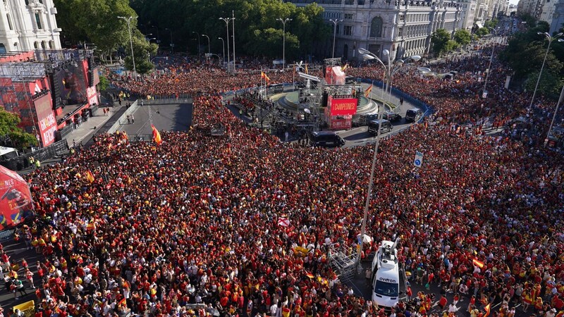 The square is already full (Bild: AFP/APA/CESAR MANSO)