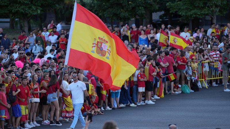 At over 30 degrees in the shade, the fans wait for their European Championship heroes. (Bild: AFP/APA/CESAR MANSO)