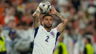 Kyle Walker beim Einwurf.  (Bild: AP ( via APA) Austria Presse Agentur/ASSOCIATED PRESS)