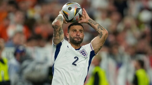 Kyle Walker beim Einwurf.  (Bild: AP ( via APA) Austria Presse Agentur/ASSOCIATED PRESS)