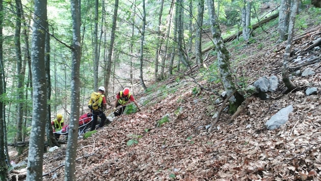 Zwölf Bergretter standen im Einsatz, um die abgestürzte Alpinistin zu bergen. (Bild: Bergrettung Villach )