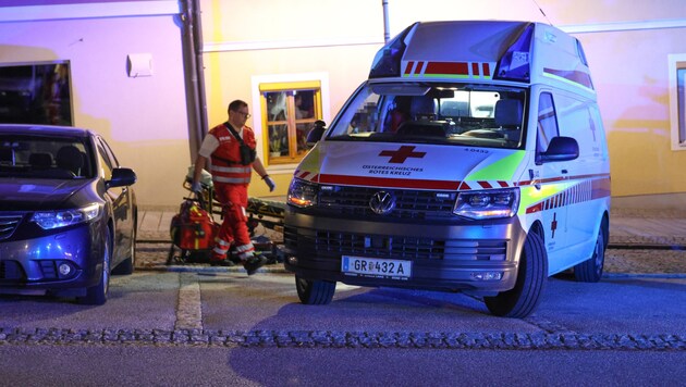 Notarzt, Sanitäter und Feuerwehr waren in der Nacht in Haag am Hausruck im Einsatz (Bild: Matthias Lauber/laumat.at)