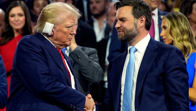 US-Präsidentschaftskandidat Donald Trump (li.) und sein Vize J.D. Vance (Bild: APA/AP)