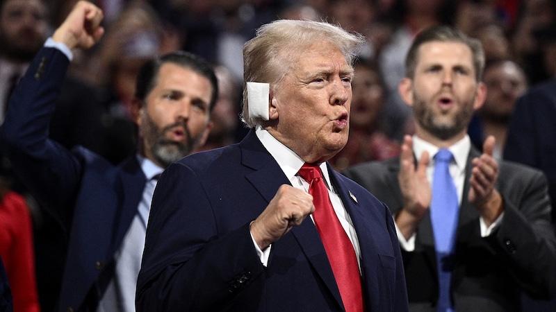 Donald Trump celebrates at the Republican party convention and believes he will win in November, while his Democratic rival is weakening. (Bild: APA/AFP/Brendan SMIALOWSKI)