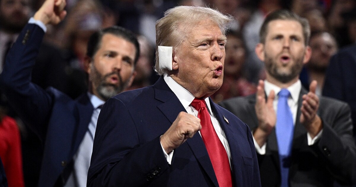 Mit bandagiertem ohr trump trat nach attentat erstmals ffentlich auf