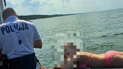 Die vollkommen verdutzte Frau wurde erst durch die Wasserpolizei geweckt – rund 400 Meter von der Küste entfernt. (Bild: Screenshot nowydworgdanski.policja.gov.pl)