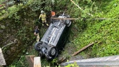 Das Auto kam damals am Dach liegend im Bach zum Stillstand. Es musste von der Feuerwehr geborgen werden. (Bild: ZOOM Tirol/Krone KREATIV)