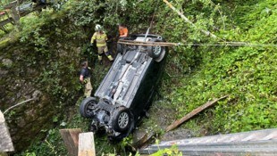 Das Auto kam damals am Dach liegend im Bach zum Stillstand. Es musste von der Feuerwehr geborgen werden. (Bild: ZOOM Tirol/Krone KREATIV)