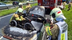 Die alarmierte Feuerwehr Wattens führte dann noch Nachlöscharbeiten durch. (Bild: ZOOM Tirol/Krone KREATIV)