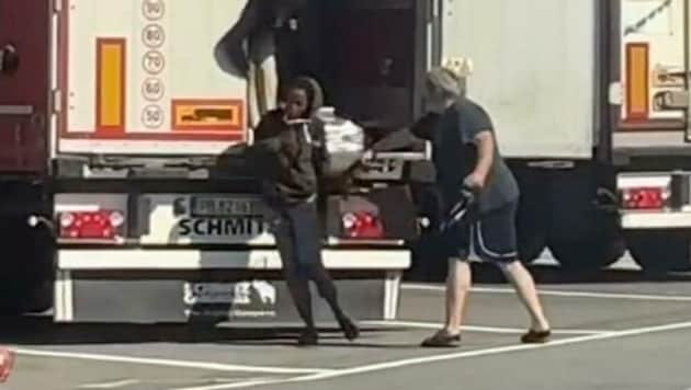 Footage shows the truck driver using a loading belt with a steel clamp to attack the terrified women and force them to get out of the truck. (Bild: Instagram.com/Soferi3.5tone)