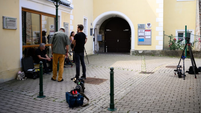 Medieninteresse vor dem Bezirksgericht Purkersdorf, doch FPÖ-Generalsekretär Hafenecker blieb ...
