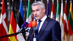 Die Regierung von Karl Nehammer hat sich noch nicht auf eine einheitliche Linie bezüglich Ungarn ...