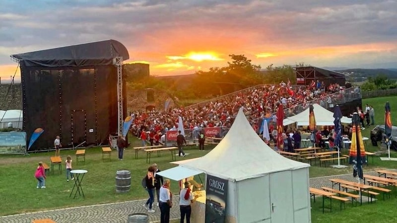 Allein auf der Burg Güssing jubelten 3500 Fans den Kickern zu. (Bild: Christian Schulter)