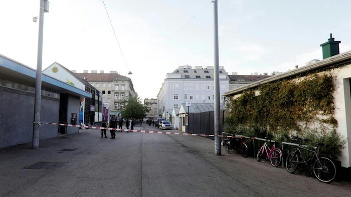 Nach dem Großeinsatz der Wiener Polizei am Yppenplatz in Wien (Aufnahme von Sonntagabend) ...