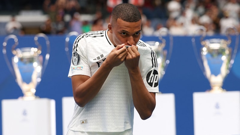 Mbappe küsst das Wappen von Real Madrid.  (Bild: AFP/APA/Pierre-Philippe MARCOU)