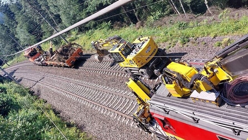 Die Reparatur-Teams arbeiten unter Hochdruck. (Bild: ÖBB-Hartweger)