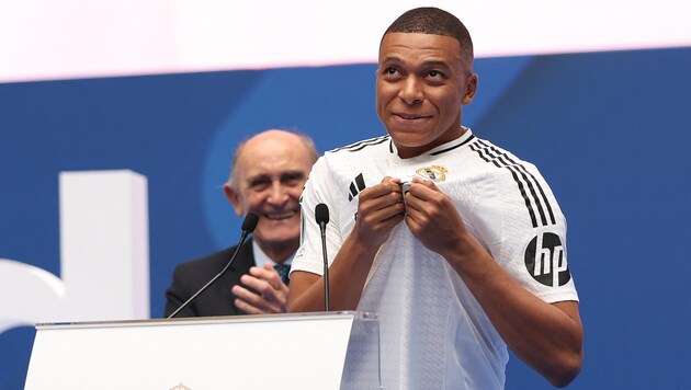 Kylian Mbappe at his official presentation as a new Real Madrid player. (Bild: AFP/ APA/Pierre-Philippe MARCOU)