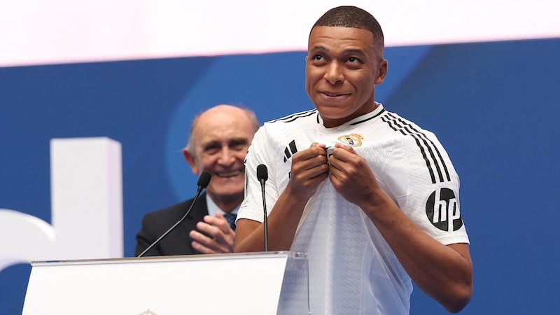 Kylian Mbappe bei seiner offiziellen Vorstellung als neuer Spieler von Real Madrid. (Bild: AFP/ APA/Pierre-Philippe MARCOU)