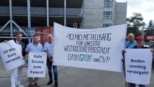 Forsthuber, Riedmayer und Trenner (v. li.) sehen bei Dachgleiche des Parkdeck-Neubaus in Baden ...