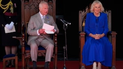 König Charles und Königin Camilla bei einer Veranstaltung im Parlament von Guernsey. Der rechte Knöchel der Königin ist deutlich sichtbar bandagiert. (Bild: AP ( via APA) Austria Presse Agentur/Andrew Matthews/PA via AP))